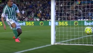 Leandro Damião perde gol feito no jogo do Betis (Foto: Reprodução de vídeo)