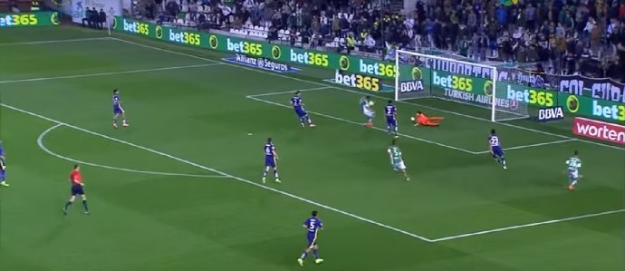 Leandro Damião perde gol feito no jogo do Betis (Foto: Reprodução de vídeo)