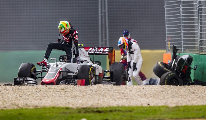 Estaban Gutiérrez e Fernando Alonso deixam carros após batida na Austrália (Foto: EFE)