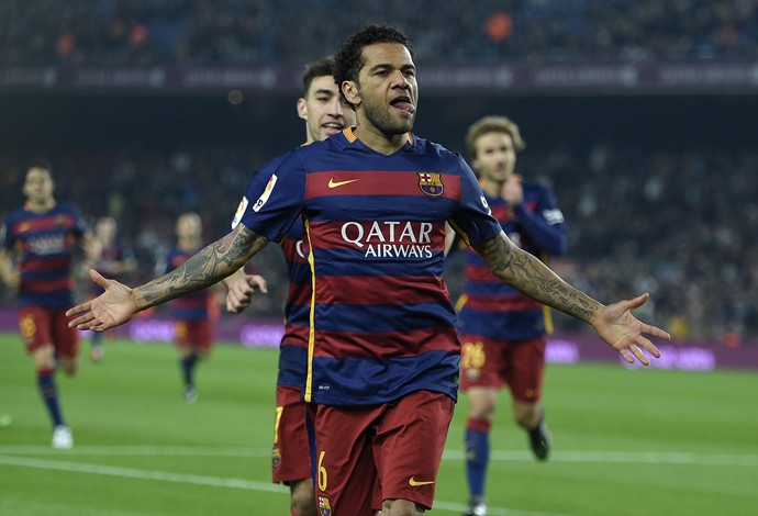 Daniel Alves gol Barcelona x Villanovense (Foto: AFP)