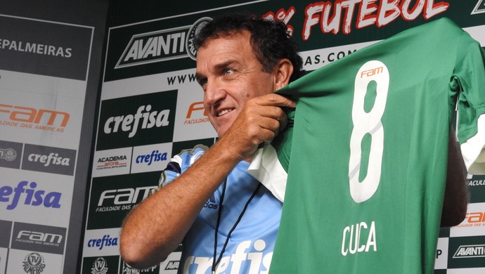 Cuca recebe camisa 8 (Foto: Rodrigo Faber)