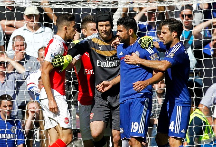 Diego Costa Gabriel Paulista Chelsea Arsenal (Foto: AFP)