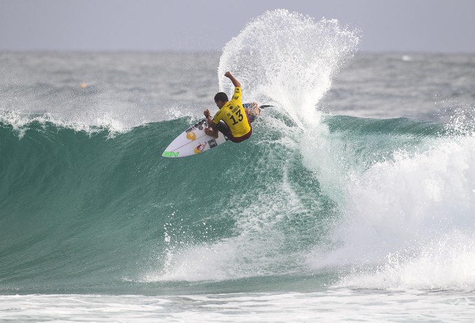 Mineirinho espancou a parede da onda e surfou de Snapper Rocks e Greenmouth em sua melhor onda pela repescagem (Foto: WSL / Kelly Cestari)