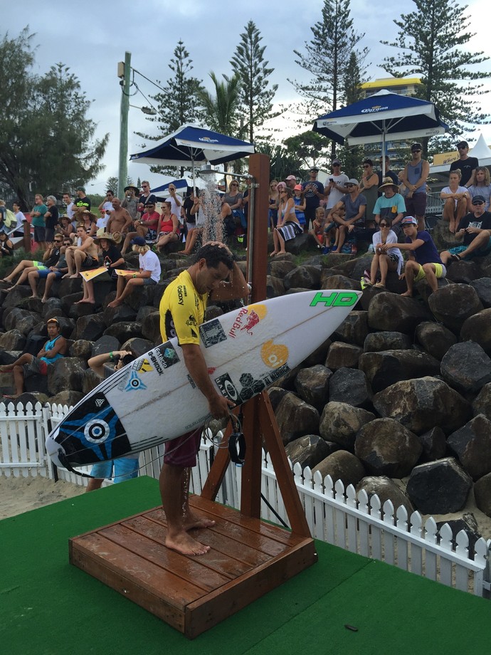 Adriano de Souza, o Mineirinho, após vencer na repescagem em Gold Coast (Foto: Carol Fontes)