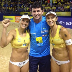 Larissa, Talita e treinador Reis - etapa de contagem brasileiro vôlei de praia (Foto: Reprodução/Instagram)