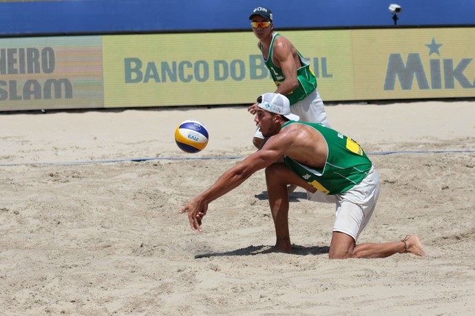 Guto e Saymon no Grand Slam do Rio (Foto: Matheus Vidal/CBV)