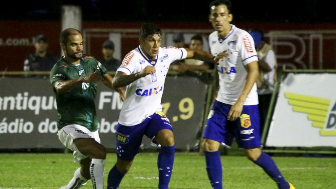 Lucas Romero e Ariel Cabral, do Cruzeiro, no jogo contra a Caldense (Foto: Luciano Santos / Light Press)