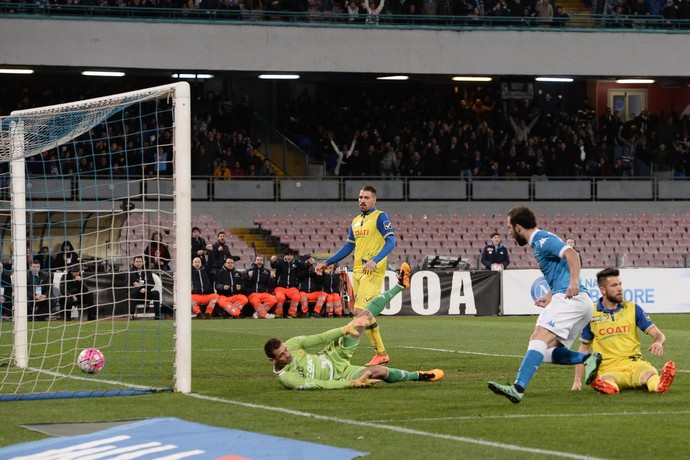 Higuaín faz gol Napoli x Chievo (Foto: EFE/EPA/CIRO FUSCO)