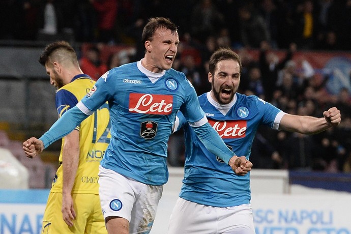 Chiriches comemora gol do Napoli com Higuaín (Foto: EFE/EPA/CIRO FUSCO)