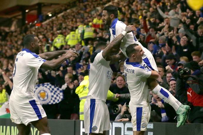 Mahrez erguido gol Leicester (Foto: AP Photo/Tim Ireland)