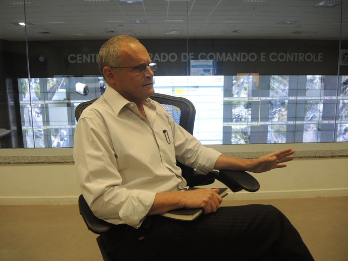 Secretário de Segurança do Rio no Centro de Comando e Controle (Foto: Amanda Kestelman)