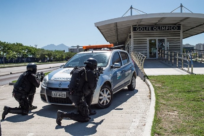 Policiais em simulação na estação de BRT do campo de golfe olímpico (Foto: Getty Images)