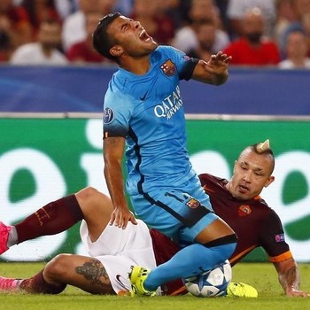 Rafinha Alcântara carrinho Nainggolan Roma x Barcelona (Foto: REUTERS/Tony Gentile)