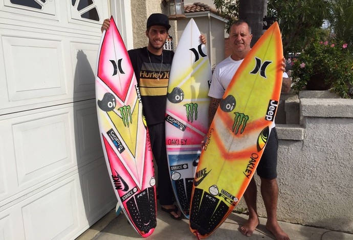 Filipinho e o pai, Ricardo Toledo, com as pranchas que serão usadas na Austrália. Foi o surfista que fez a arte no equipamento com tinta spray (Foto: DIVULGAÇÃO/FMA)