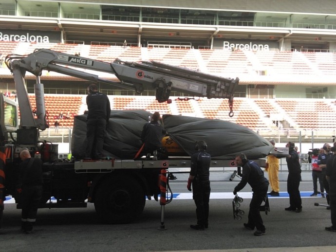 Sauber de Marcus Ericsson é levada de volta aos boxes na pré-temporada de Barcelona (Foto: Divulgação)