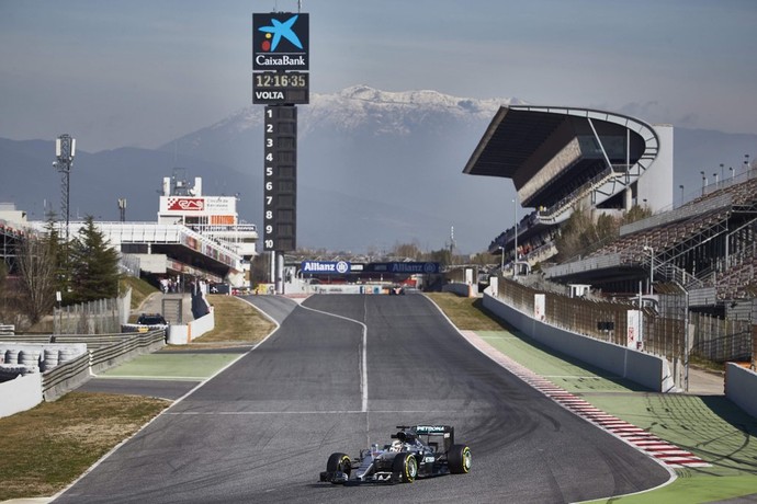 Lewis Hamilton em ação nos de testes da Fórmula 1 em Barcelona (Foto: Divulgação)