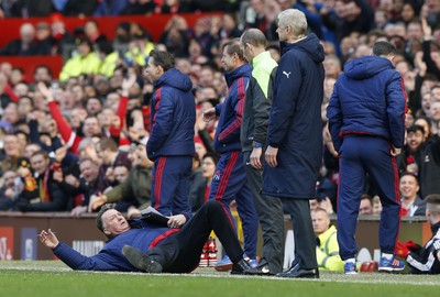 Van Gaal se joga no chão Manchester United x Arsenal (Foto: Reuters)