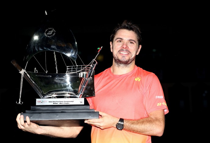 Stanislas Wawrinka com o troféu do torneio de Dubai (Foto: Getty Images)