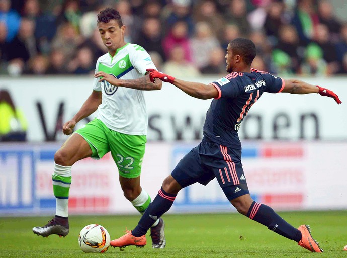 Luiz Gustavo Douglas Costa Wolfsburg x Bayern (Foto: EFE)