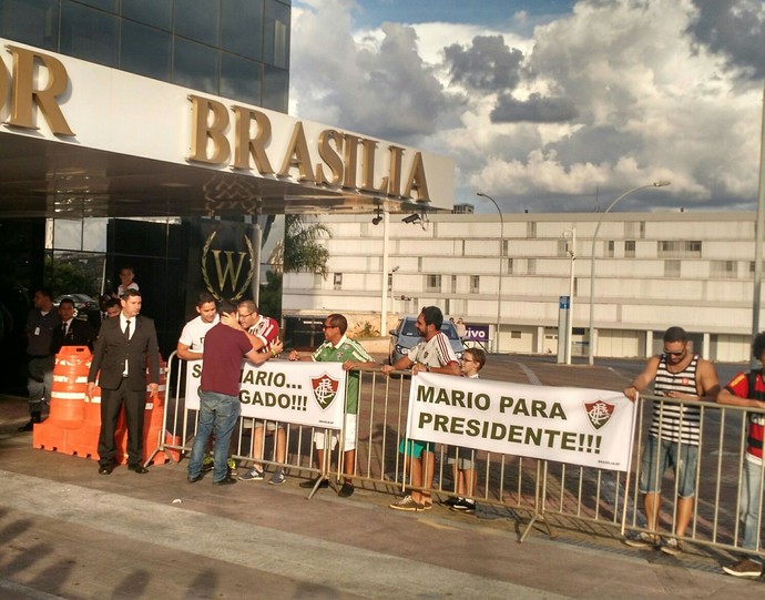 Fluminense - faixa - Mario presidente (Foto: Fred Huber)