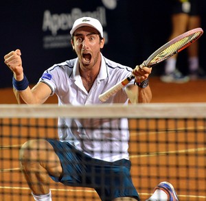 Pablo Cuevas comemora vitória sobre Rafael Nadal no Rio Open 2016 (Foto: Fotojump)