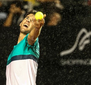 Dominic Thiem durante jogo contra Guido Pella na chuva Aberto do Rio Open (Foto: Fotojump)