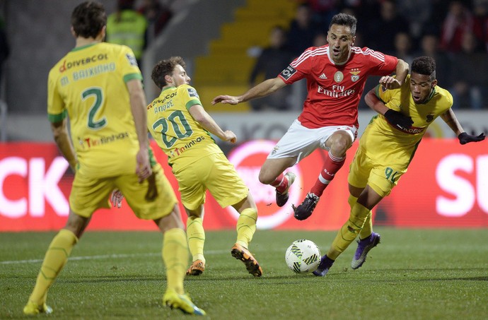 Jonas escapa marcação Benfica contra Paços Ferreira (Foto: EFE/Fernando Veludo)