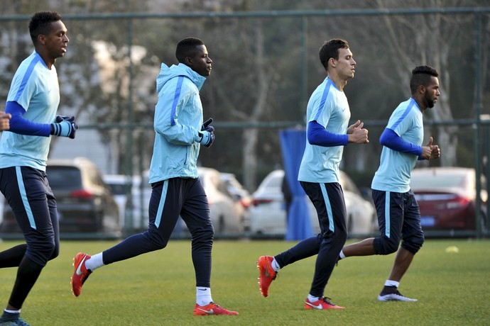 Jô, Ramires, Trent Sainsbury e Alex Teixeira treino Jiangsu Suning (Foto: REUTERS/Stringer)