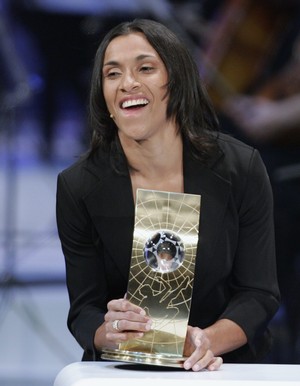 Marta recebe o prêmio de melhor do mundo em 2006 (Foto: AP Photo/KEYSTONE/Alessandro della Valle)