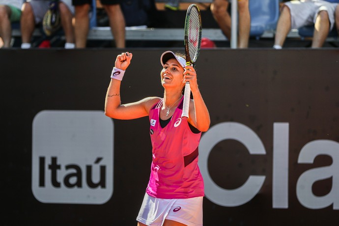 Paula Gonçalves comemora vitória contra Johanna Larsson (Foto: Fotojump)