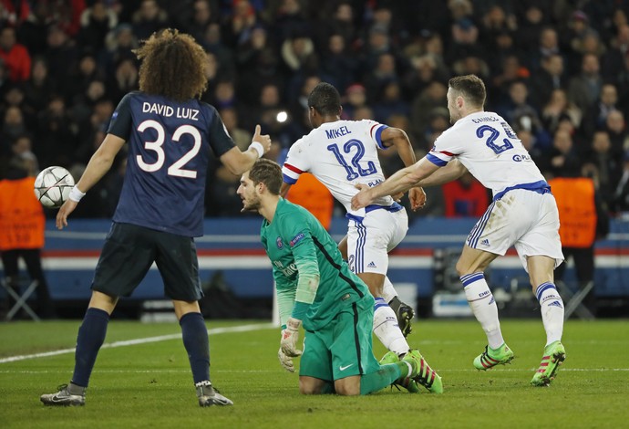 Obi-Mikel, gol PSG Paris Saint-Germain x Chelsea Liga dos Campeões (Foto: Reuters)