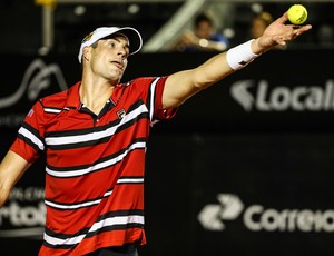 John Isner na estreia no Aberto do Rio (Foto: Fotojump)