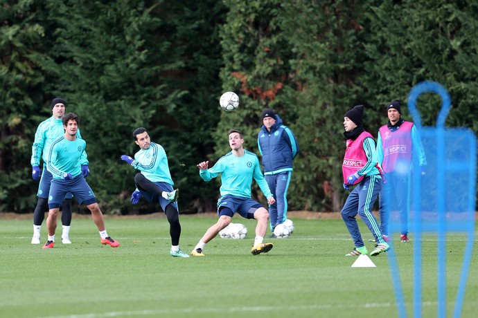 Pato vê Pedro e Azpilicueta treino Chelsea (Foto: Reuters / Matthew Childs)