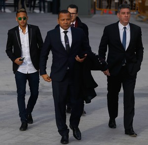 Neymar, pai e filho, audiência em Madri (Foto: AP)