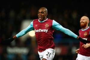 Ogbonna marca para o West Ham diante do Liverpool (Foto: Clive Rose/Getty Images)