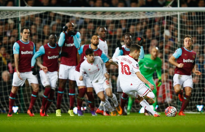 Coutinho marca o gol pelo Liverpool em cobrança de falta (Foto: Clive Rose/Getty Images)