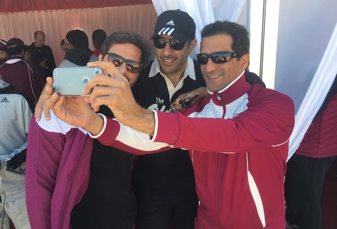 Thani Al Kuwari tira fotos com fãs no Dia Nacional do Esporte no Catar (Foto: Thiago Dias)