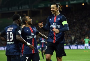 Ibra celebra gol com Lucas (Foto: PHILIPPE DESMAZES / AFP)