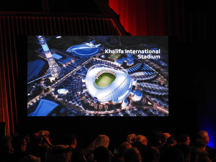 Imagem do Khalifa Stadium exibida durante apresentação da Copa de 2022 em Doha (Foto: Thiago Dias)