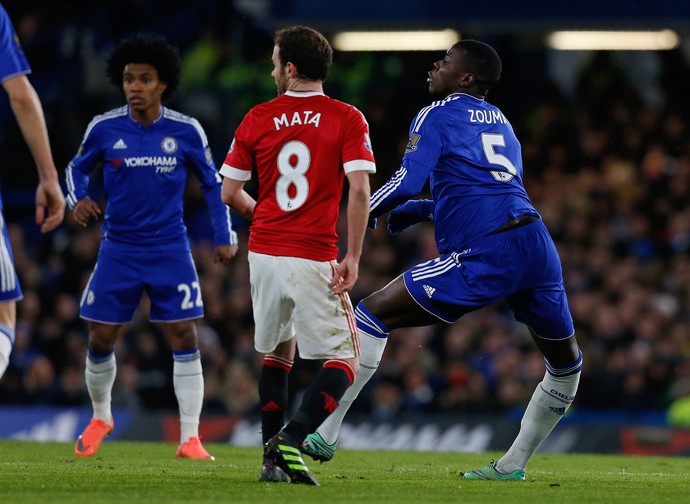 Kurt Zouma sofre lesão durante jogo do Chelsea contra o United (Foto: Ian Kington / AFP)