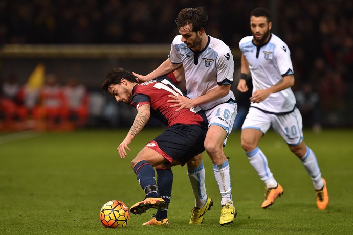 Felipe Anderson observa jogada entre Fernandez Suso e Marco Parolo (Foto: Valerio Pennicino/Getty Images)