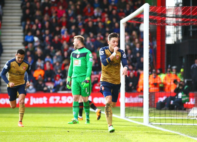 Özil Arsenal Bournemouth (Foto: Getty Images)