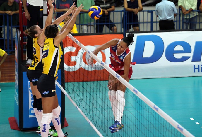 Praia Clube Osasco Superliga Feminina Uberlândia Ivna (Foto: Raphael Oliveira/ Fotojump)