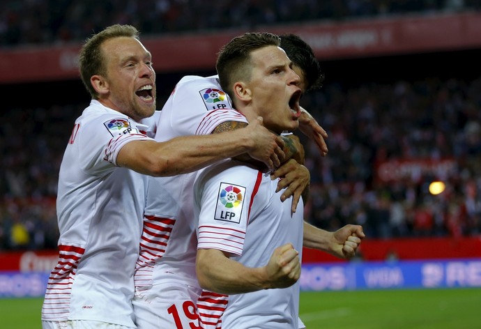 Gameiro comemora gol pelo Sevilla (Foto: Reuters)