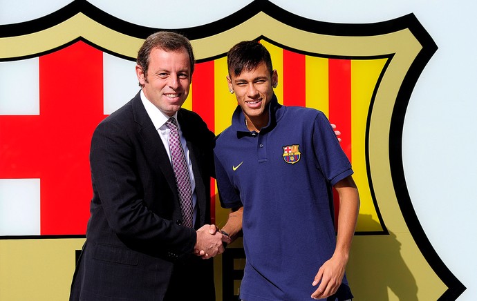 Neymar com Sandro Rosell presidente do Barcelona (Foto: AFP)