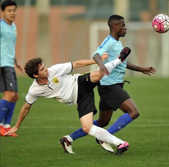 Ramires na China (Foto: Reprodução / Twitter)