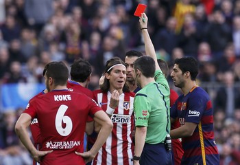 Filipe Luis expulsão, Barcelona x Atletico de Madrid Campeonato Espanhol 2016 (Foto: Reuters)