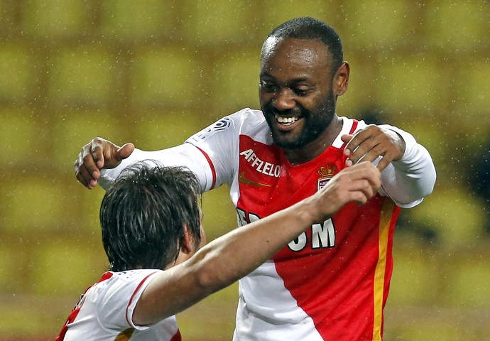 Vagner Love comemora primeiro gol do Monaco com Coentrão (Foto: Reuters)