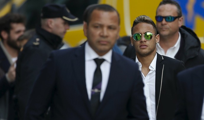 Neymar pai e Neymar audiência em madri (Foto: Reuters)