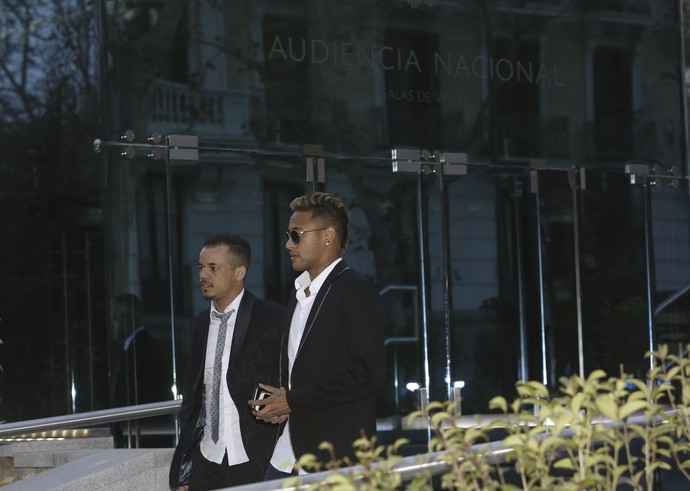 Neymar deixa tribunal Espanha (Foto: EFE/Kiko Huesca)